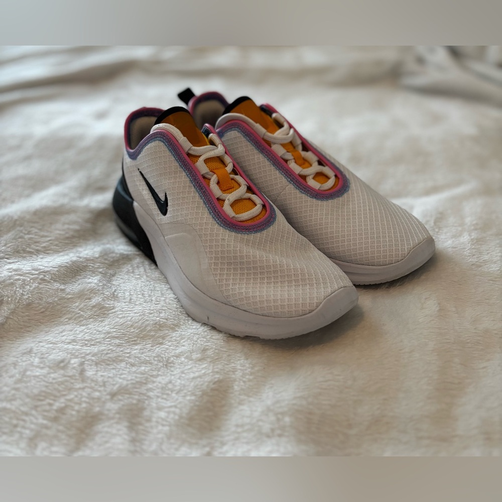 Like-New Nike Air Max Motion 2